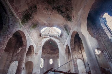 Ahşap panoları içinde eski terk edilmiş kilise Salonu