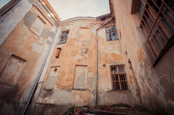 Стіни з вікнами старого покинутого палацу особняка — стокове фото