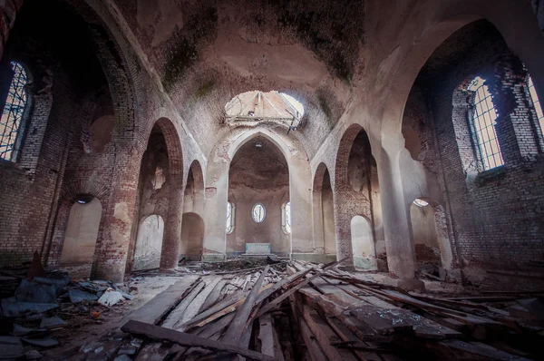 Saal der alten verlassenen Kirche mit Holzbrettern im Inneren — Stockfoto