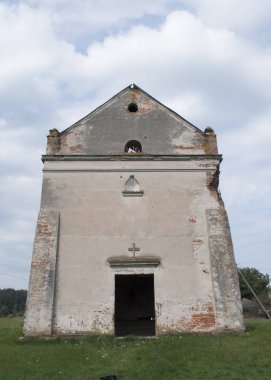 Açık kapılı eski yıkılmış terk edilmiş kilise