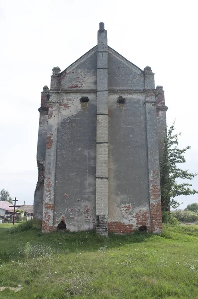 Vista trasera de la antigua iglesia abandonada en ruinas con puerta abierta — Foto de Stock