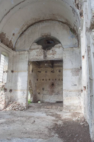 Oltář vnitřního pohledu ve starém zničném opuštěném kostele — Stock fotografie
