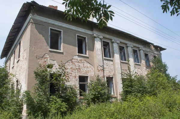 Oude verlaten herenhuis Paleis van Potocki — Stockfoto