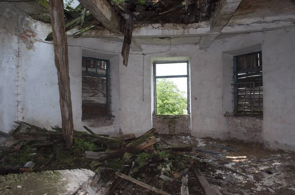 Janela na parede do palácio das mansões abandonadas — Fotografia de Stock