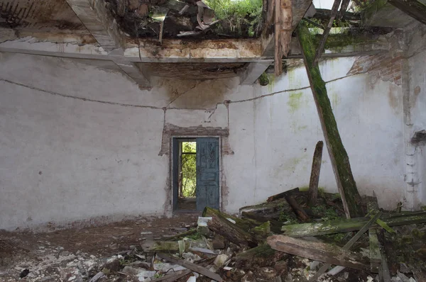 Terk edilmiş konak sarayında duvarda kapı — Stok fotoğraf