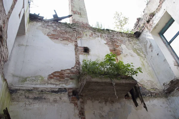 Parede com varanda no palácio da mansão abandonada — Fotografia de Stock