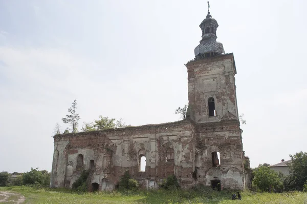 Oude verlaten ruïne kerk in het dorp — Stockfoto