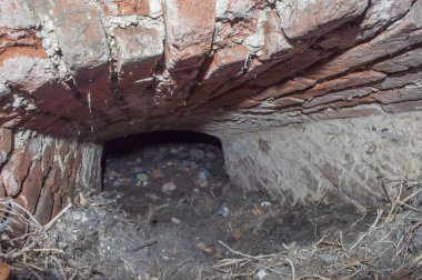 Terk edilmiş kilisenin içindeki mahzene girin