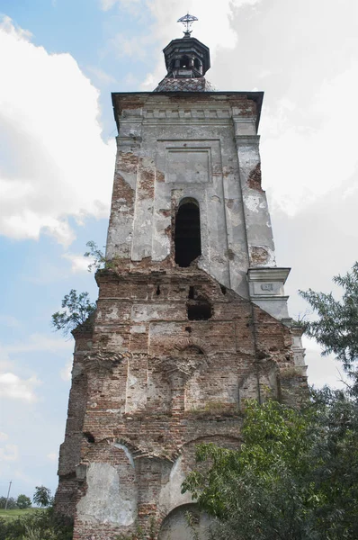 Torre de la antigua iglesia abandonada en el pueblo —  Fotos de Stock