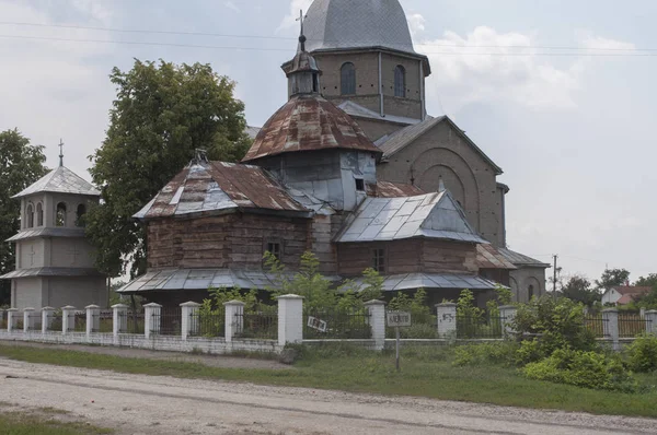 Öreg, fából készült templom a falu rozsdás tetővel — Stock Fotó