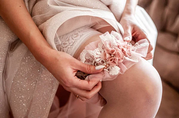 Boda liguero rojo y azul en la pierna de las novias — Foto de Stock