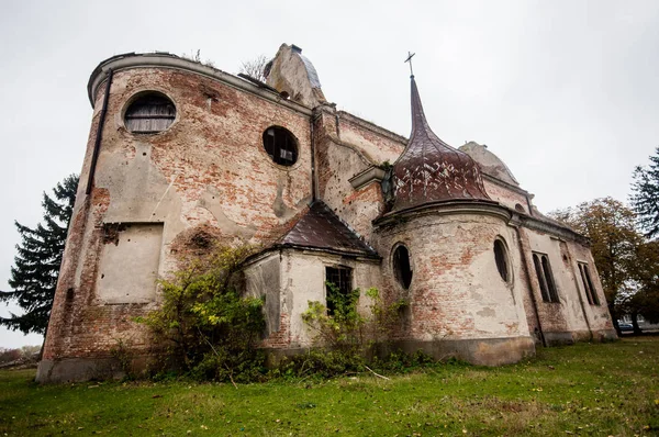 Gamla övergivna förstörda romersk-katolska kyrkan i Velukiy Chodachkiv — Stockfoto