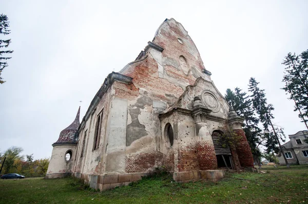 Velha igreja católica romana abandonada em ruínas em Velukiy Chodachkiv — Fotografia de Stock