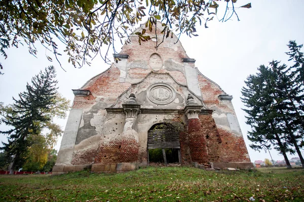 Oude verlaten geruïneerde rooms-katholieke kerk in Velukiy Chodachkiv — Stockfoto