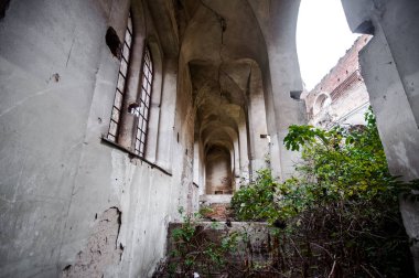 Velukiy Chodachkiv'deki terk edilmiş eski roma katolik kilisesi. Kilise içinde