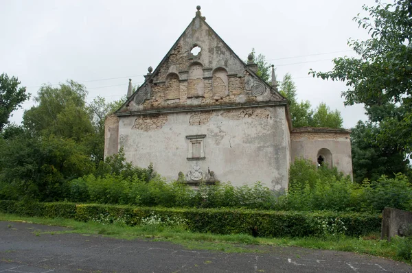 Old abandoned ruined roman catholic church in the village — Stock Photo, Image
