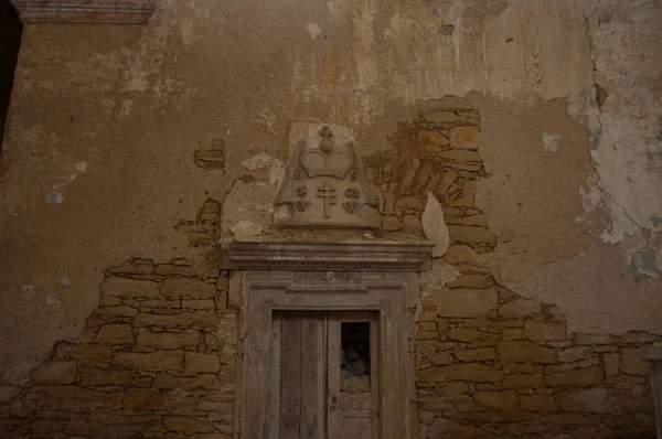 Wappen über dem Eingang in der verlassenen römisch-katholischen Kirche — Stockfoto