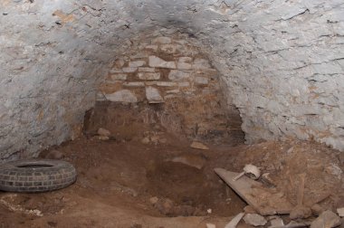 eski terk edilmiş Roma Katolik kilisesinde insan kafatası ile crypt