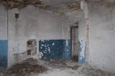 Terk edilmiş konak sarayında kapı ile harap oda