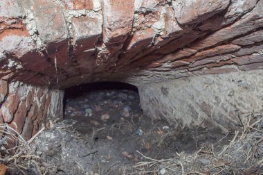 Terk edilmiş kilisenin içindeki mahzene girin