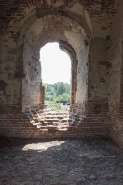 Antik terk edilmiş kilisede harap pencere