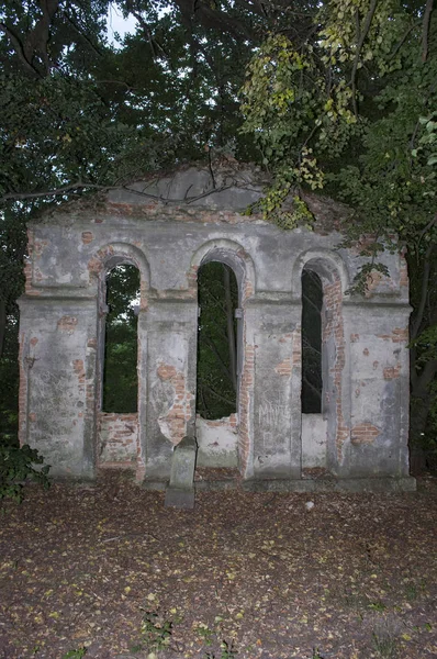 Campanario abandonado cerca de la antigua iglesia en el bosque — Foto de Stock