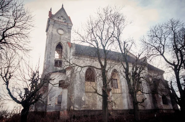 Vista ao ar livre de uma antiga igreja abandonada — Fotografia de Stock