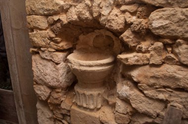 eski terk edilmiş roma katolik kilisesinde su kase