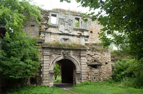 Puerta de entrada de piedra al abandonado castillo en ruinas de Chartoryyski — Foto de Stock