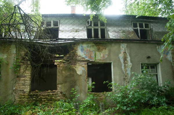 Hospital abandonado ao ar livre sem janelas — Fotografia de Stock