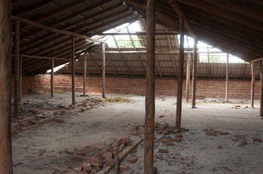 Evde pencereleri ile terk edilmiş tavan arası