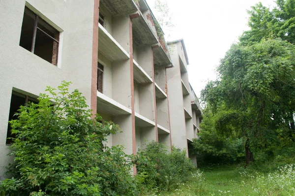 Velho hospital abandonado nas árvores — Fotografia de Stock