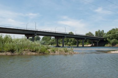 Nehir üzerinde çelik köprü