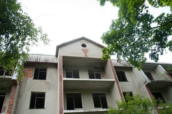 Vista frontal exterior do hospital abandonado — Fotografia de Stock