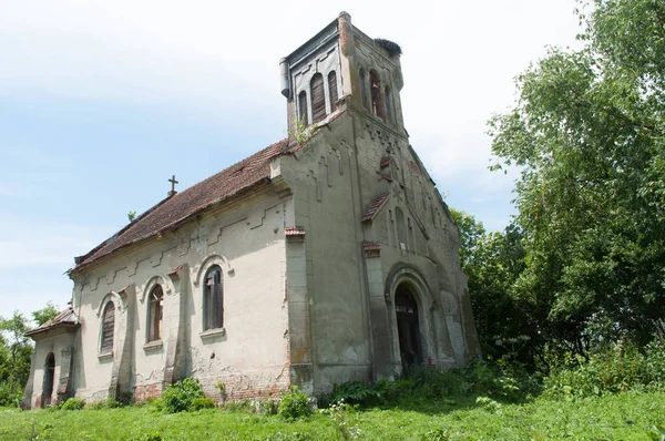 Velha igreja católica romana abandonada na vista exterior da aldeia — Fotografia de Stock