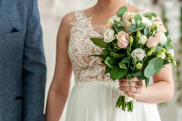 Bílé květiny v ruce nevěsty — Stock fotografie