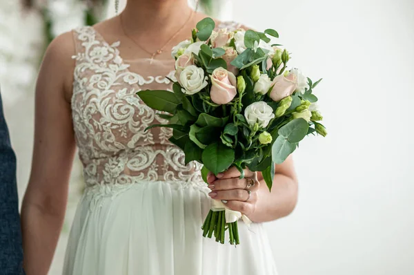 Λευκά λουλούδια στο χέρι της νύφης — Φωτογραφία Αρχείου