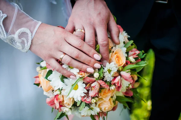 Färgglada blombukett med händerna på den — Stockfoto