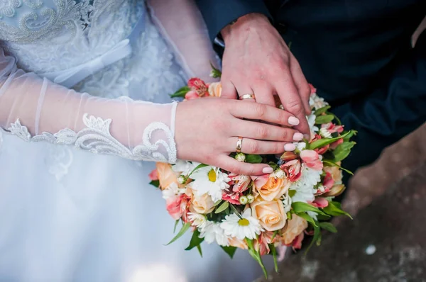 Kleurrijke boeket van bloemen met de handen op het — Stockfoto