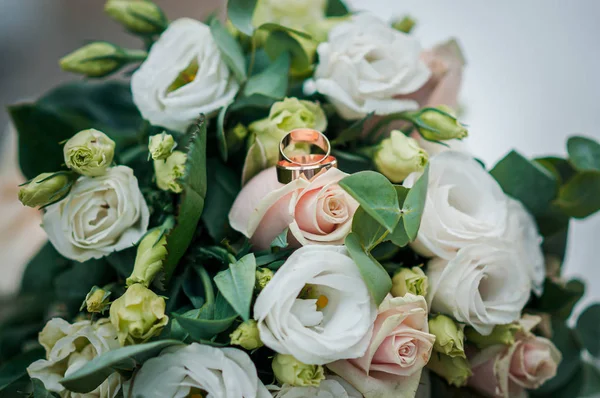 Ramo de rosas con anillos de boda dorados —  Fotos de Stock