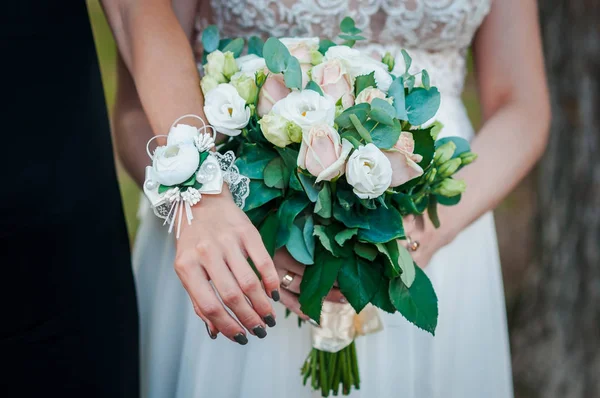 Gelinin elinde çiçek buketi