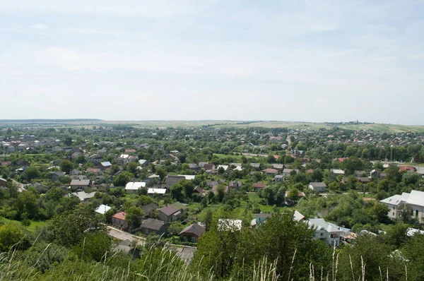 Utsikt över stadens hus från kullen — Stockfoto