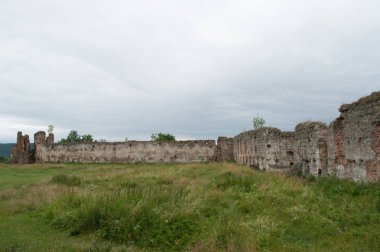 Pniv eski terk edilmiş ortaçağ kalesi
