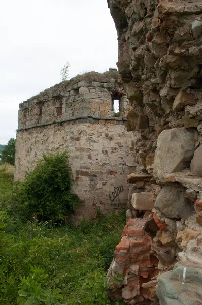 プニヴの古い放棄された中世の城 — ストック写真