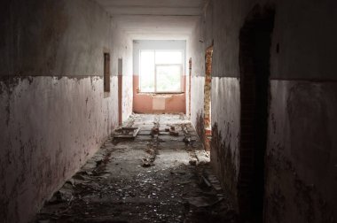 Terk edilmiş ofis binasının koridorunda terk edilmiş odalar