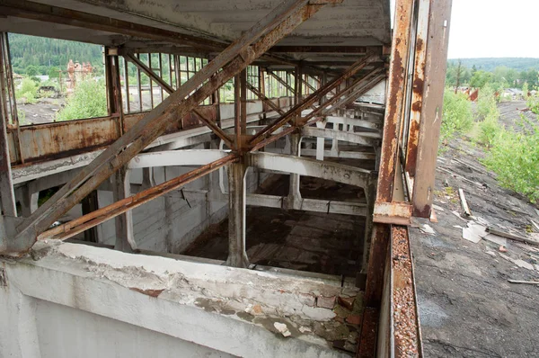 从内部废弃的工厂视图 — 图库照片
