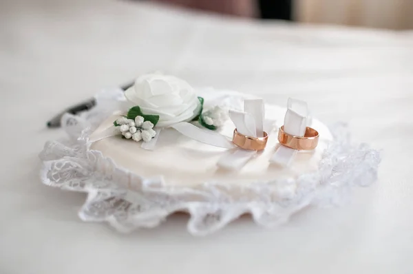 白いパッドに金の結婚指輪のカップル — ストック写真