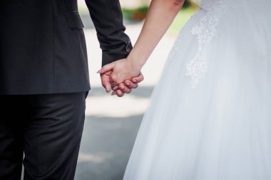 El ele tutuşan evli çift