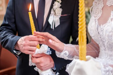 Gelinlerin parmağına altın alyans takan damat