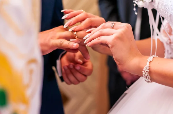 Nevěsta nosí zlatý snubní prsten na prstě. — Stock fotografie
